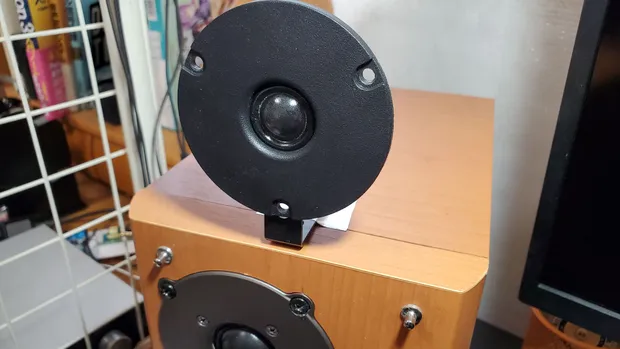 ジャンクスピーカーの上にスーパーツイーターを仮置きした様子