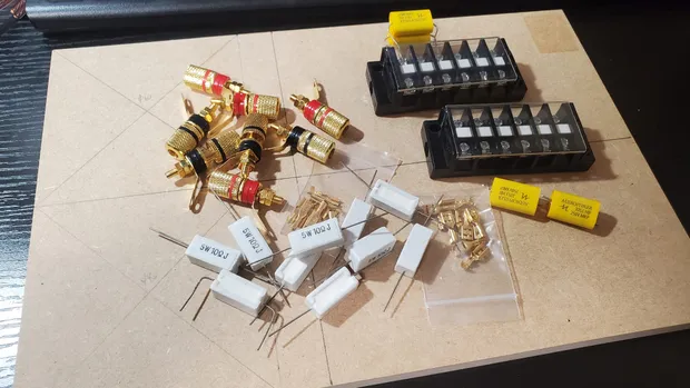 今回の改造で使うMDF板、端子、コンデンサ、ケーブルなどの材料
