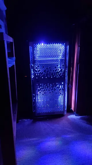 青く点灯したサーバーのフロントパネル