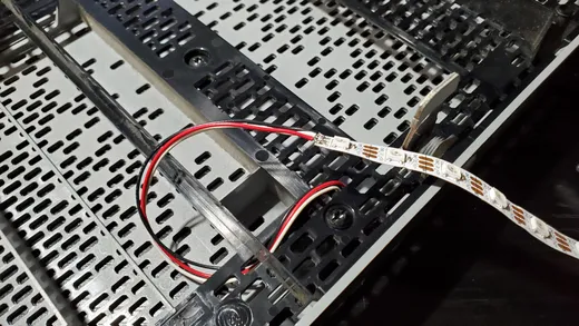 フロントパネル裏にLEDテープを固定した様子