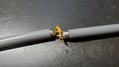 芯線を貫通させて…