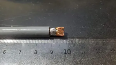 向かって左側だけ予備はんだ