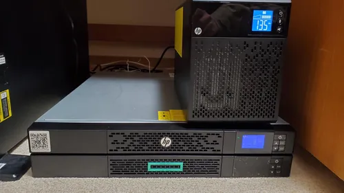 下からG5、G4、着任まで借用されていた一階用G4 UPS